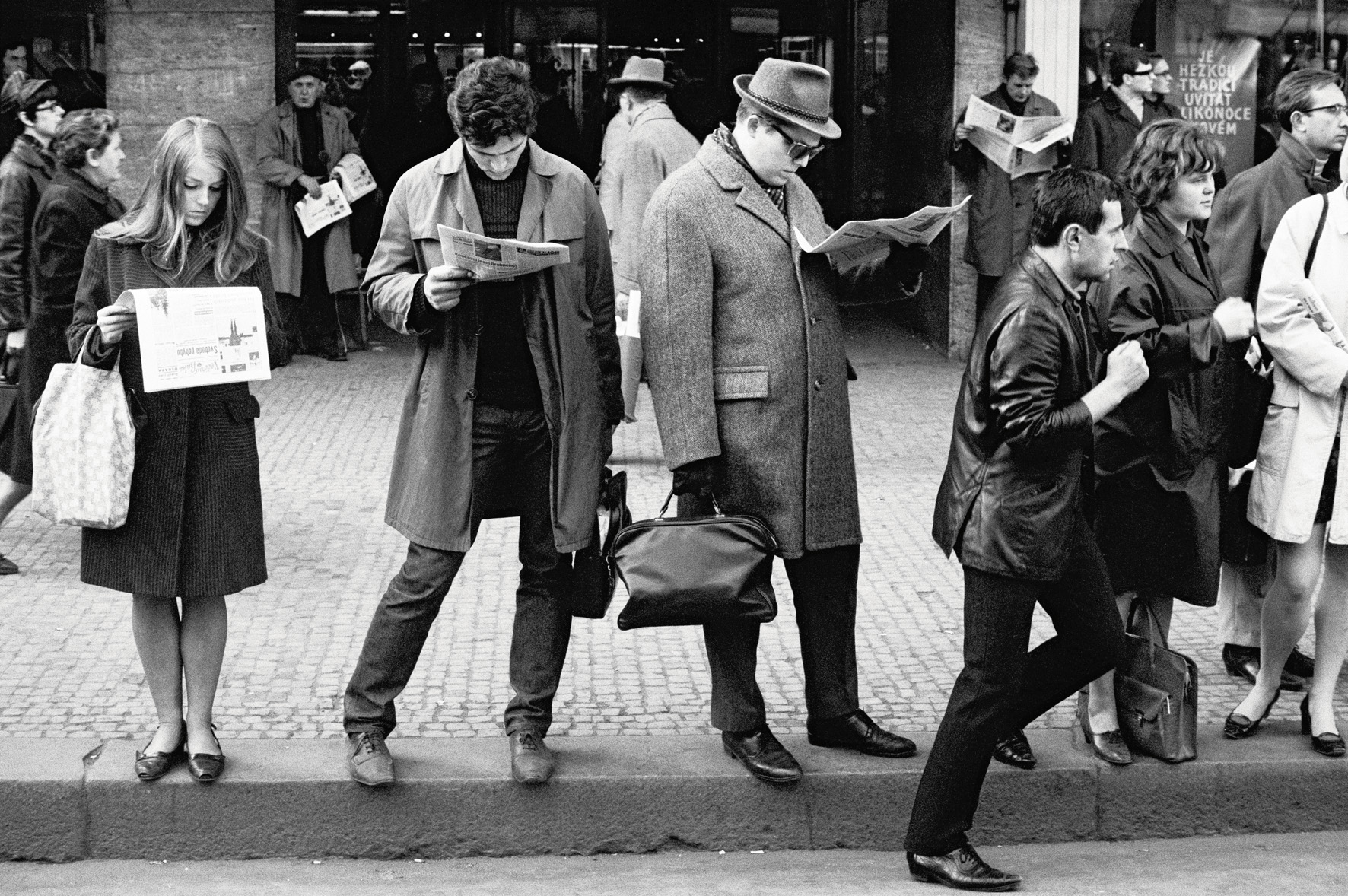 Правда что раньше люди. Robert Lebeck 1968. Толпа с газетами. Чтение раньше. Человек с газетой и телефоном.